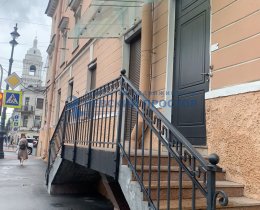 320м на углу Среднего и Кадетской